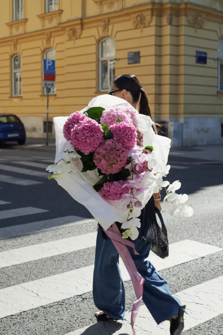 AJ Atelier buket hortenzija i orhideja na ulici